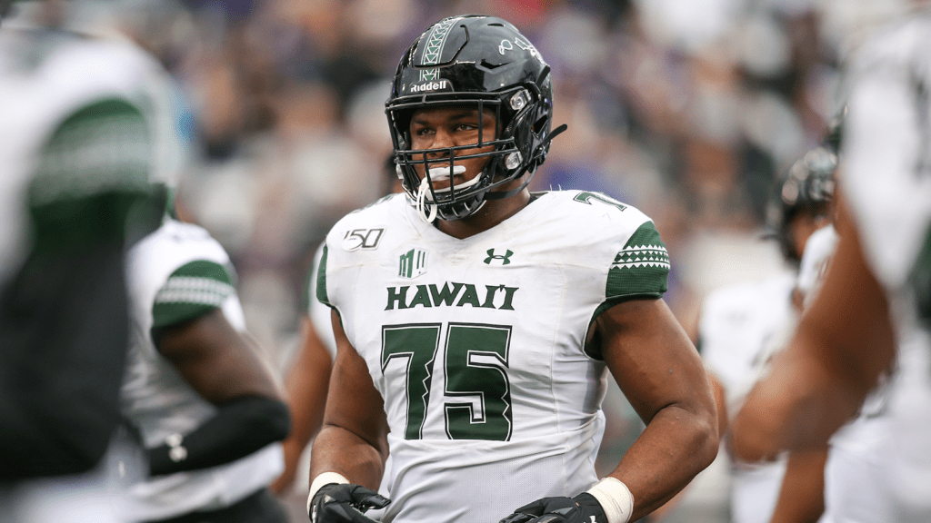 Ilm Manning is a very experienced lineman and quality pass blocker for the Hawai'i Rainbow Warriors. Hula Bowl scout Syrus Amirian breaks down the strengths and weaknesses of Manning as an NFL Prospect in this article.