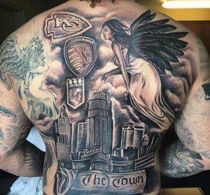 Broncos pass rusher Shane Ray gets a nice back tattoo, but wait is that a Chiefs symbol? 