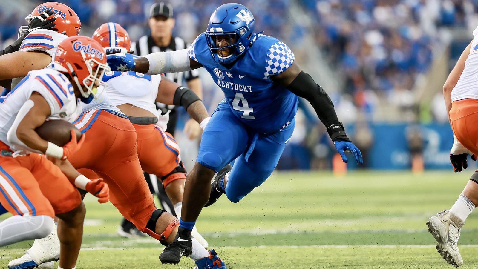 Kentucky pass rusher Josh Paschal is making the most out of his NIL opportunities. Check out this hilarious commercial for a dentist office in Kentucky.