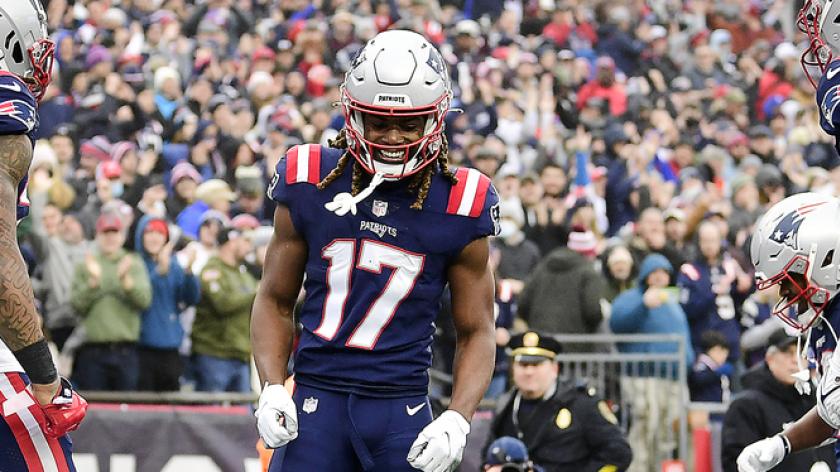 Huge fight at the Patriots/Panthers practice breaks out after Kristian Wilkerson made a catch on the sidelines.