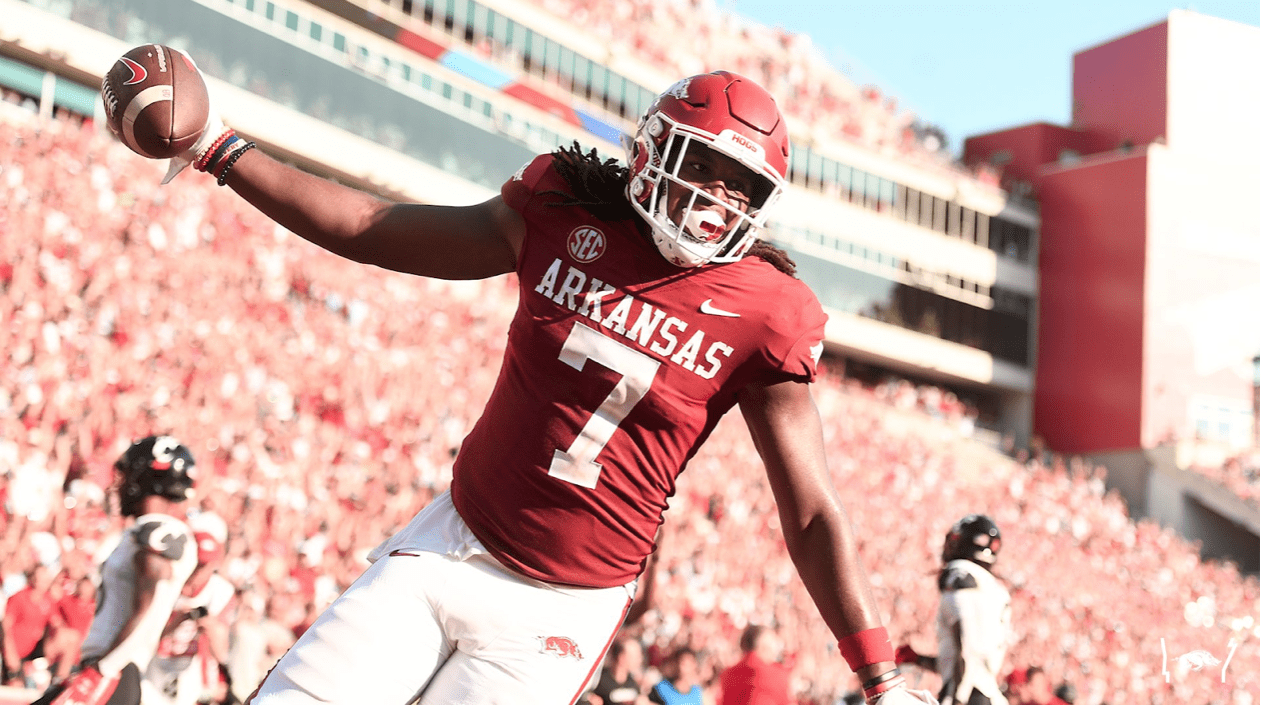 Arkansas TE Trey Knox is a mismatch at receiver against most opposing defenses. Hula Bowl scout Xavier Goldsmith breaks down the strengths and weaknesses of Knox as an NFL Prospect in this article.