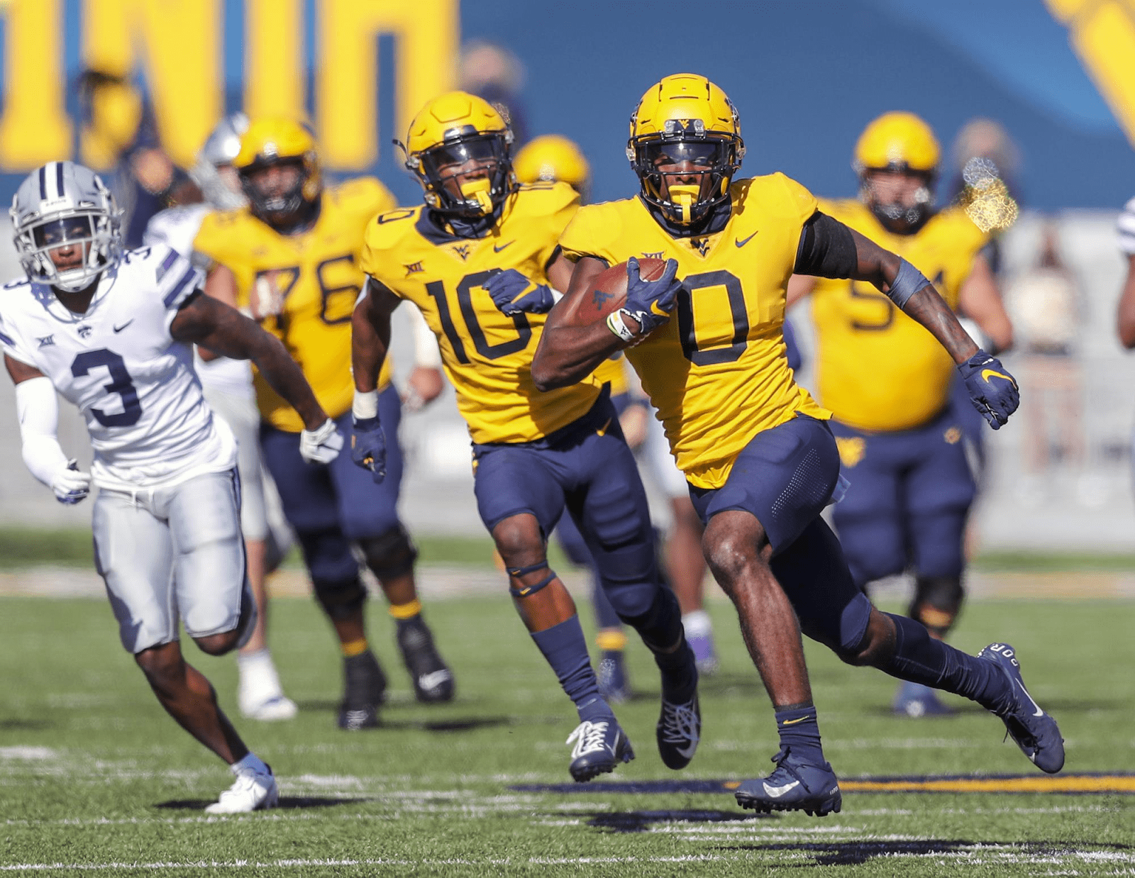Bryce Ford-Wheaton is a solid WR for West Virginia. He utilizes his size very well and showcases great hands. Hula Bowl scout Mike Bey breaks down the Mountaineer WR as an NFL Prospect in this report.