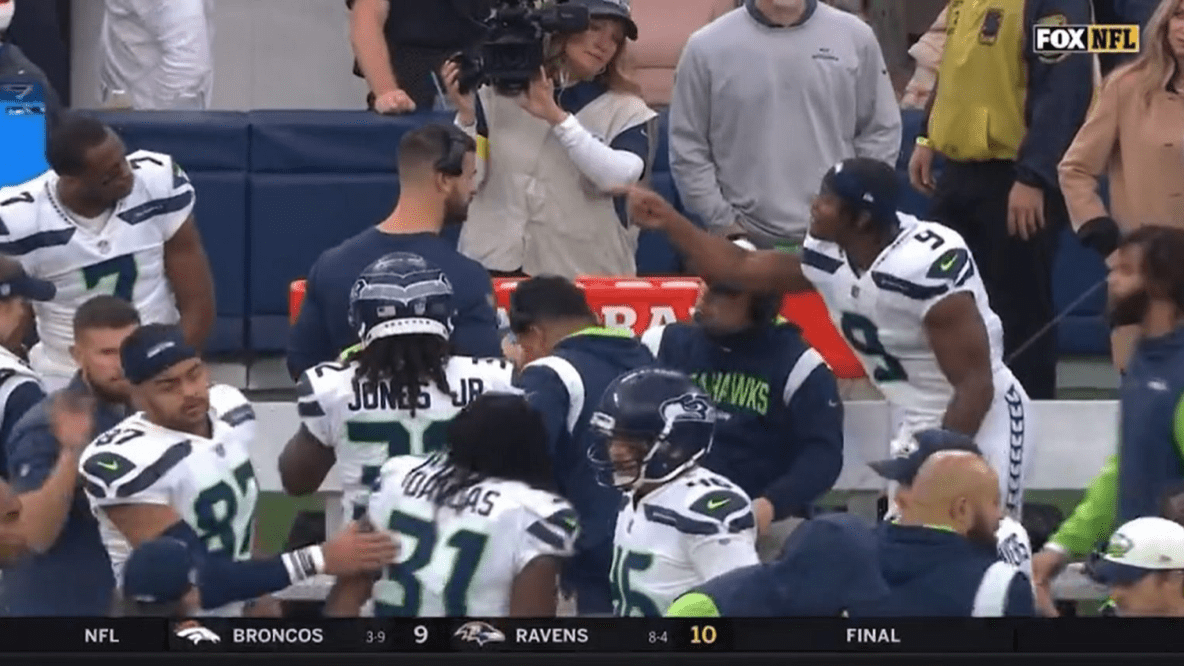 Geno Smith and rookie RB Kenneth Walker get into a heated exchange on the sidelines (VIDEO)