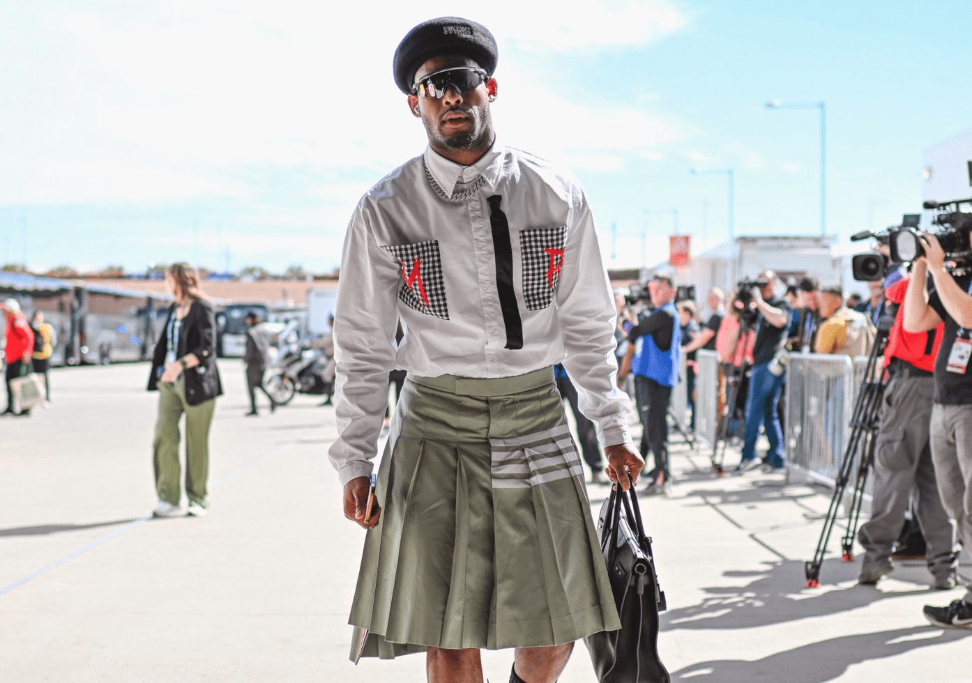Chiefs WR JuJu Smith-Schuster arrives at the Super Bowl in a kilt looking like a Girl Scout