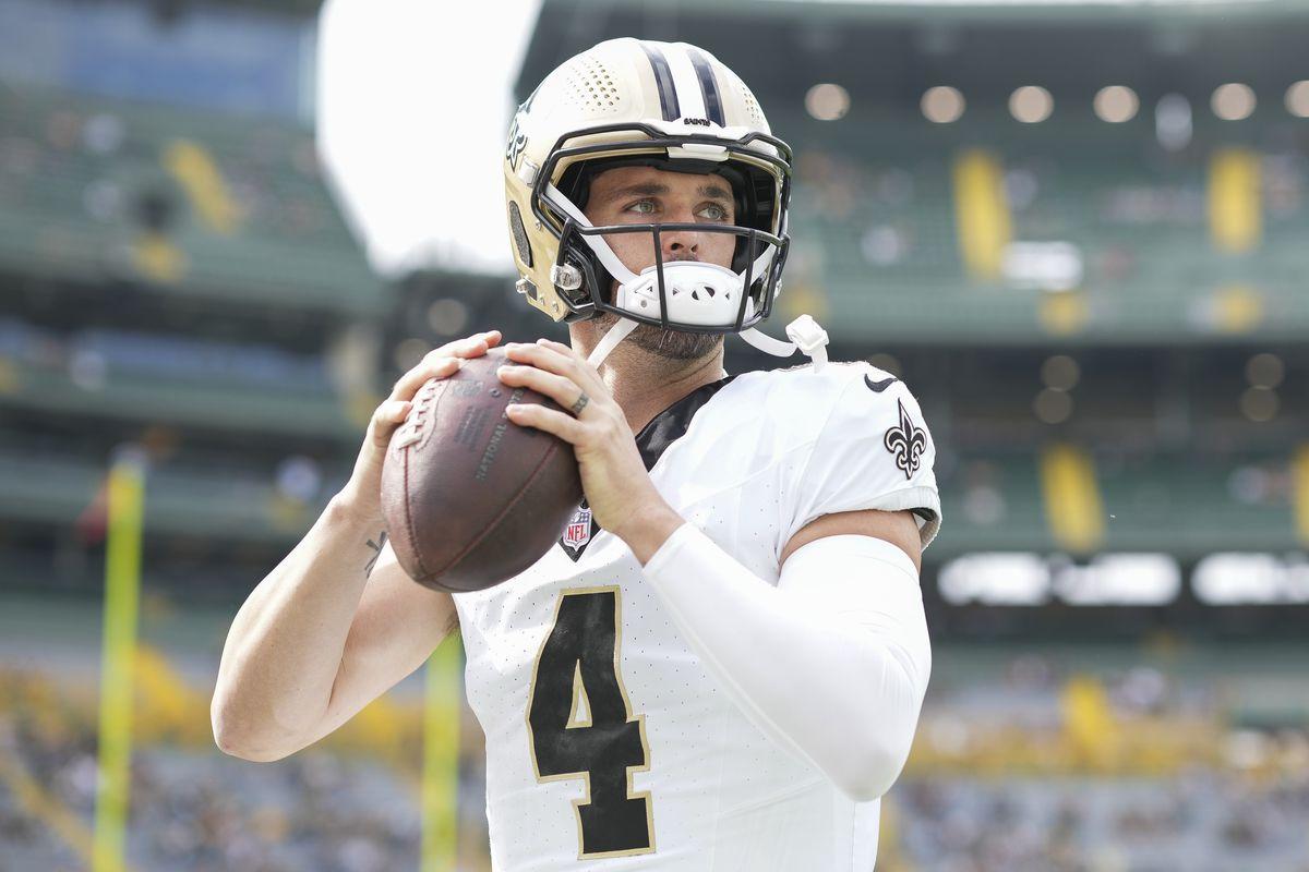 Serious Injury for Derek Carr? | Saints QB suffers an injury against Packers