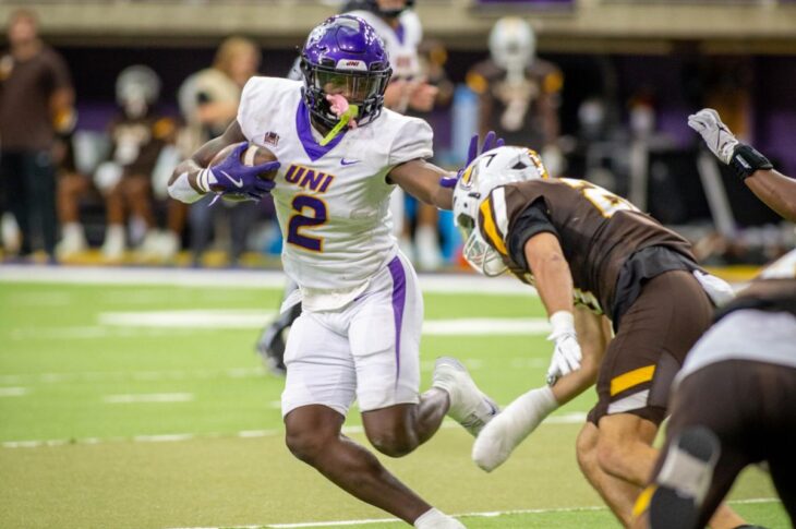 Learn about Tye Edwards, a top prospect for the 2025 NFL draft. Discover his unique skills, size, and contribution to the game.