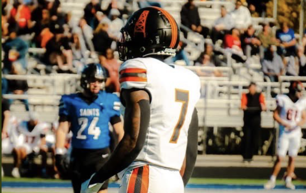 Meet Delon Hurt, a talented WR from the University of Findlay, who shares his football journey and inspirations.