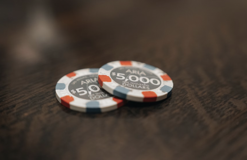 Casino Tipping Etiquette: A Guide to Gratuities for Dealers and Staff