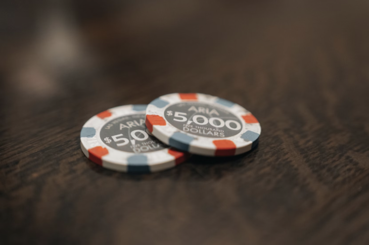 Casino Tipping Etiquette: A Guide to Gratuities for Dealers and Staff
